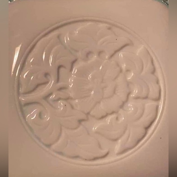 Tiffany & Co ceramic trinket box.  Vintage - dated 1979. Beautiful etched design - Picture 4 of 10